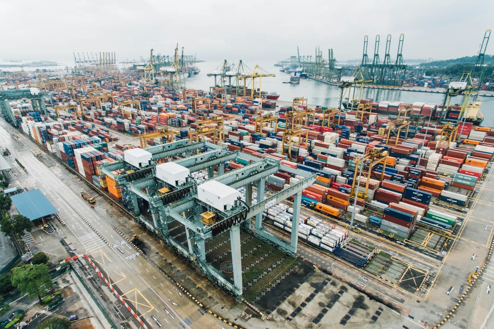 Conteneurs empilés sur un terminal logistique