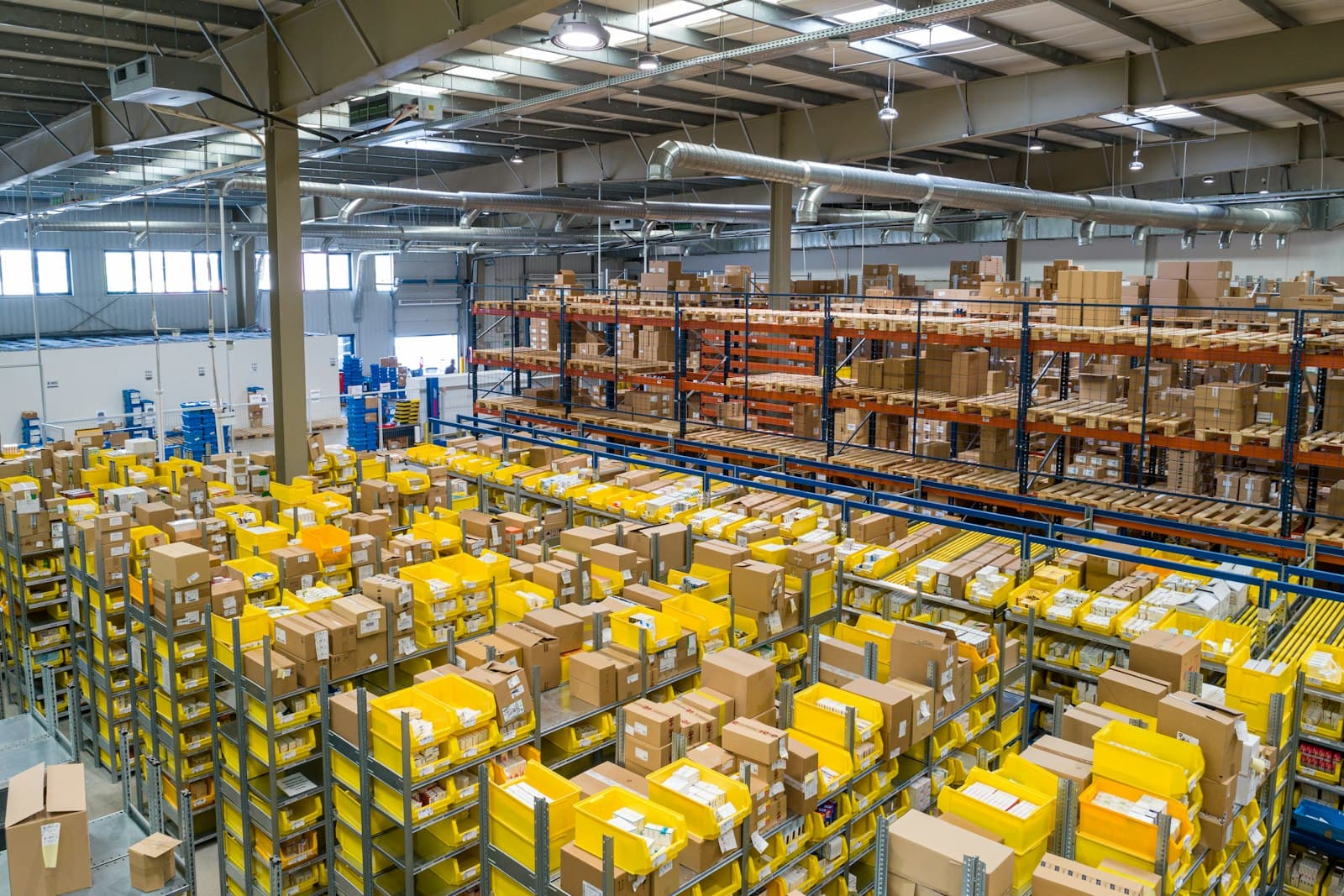Entrepôt logistique avec rayonnages